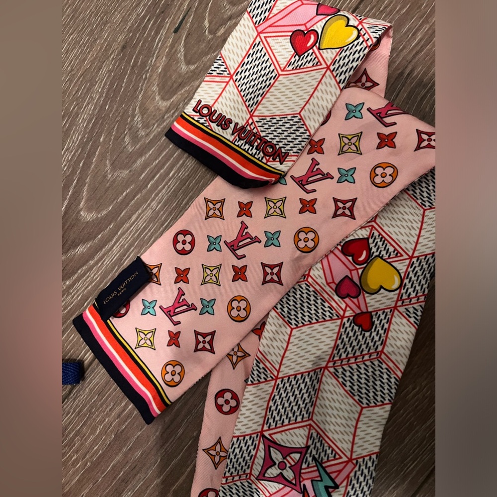 Louis Vuitton bandeau silk. Excellent Condition.